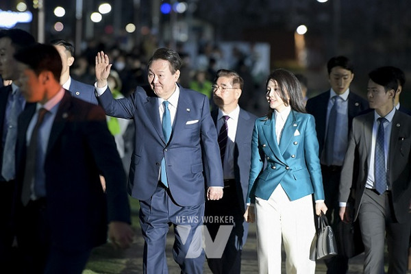 2023순천만국가정원박람회 개막식에 입장하고 있는 윤석열 대통령과 김건희 여사.