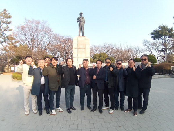 지난 15일 한국지역인터넷신문협의회 회원들이 인천 자유공원 맥아더 장군 동상 앞에서 기념촬영을 하고 있다. (사진=지인협)