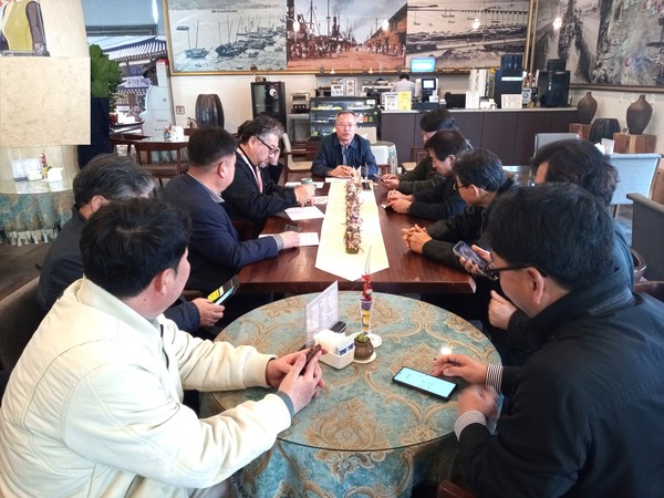 지난 15일 한국지역인터넷신문협의회 회원들이 인천 하버파크호텔 카페에서 주요 현안 논의를 하고 있다. (사진=지인협)